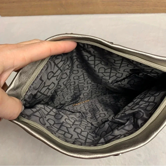 Kenneth Cole Reaction silver fold over purse adjustable strap - Picture 11 of 12